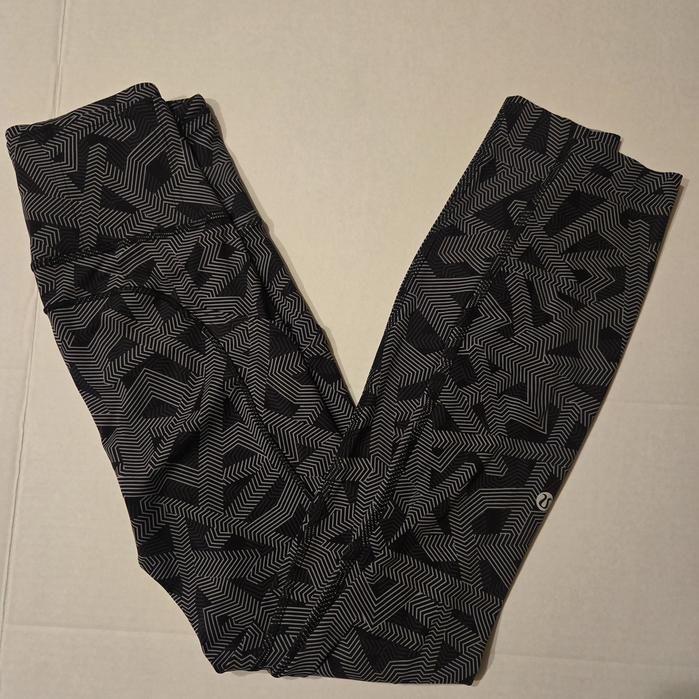 Lululemon Black and White Geometric Striped Leggings Active size 2